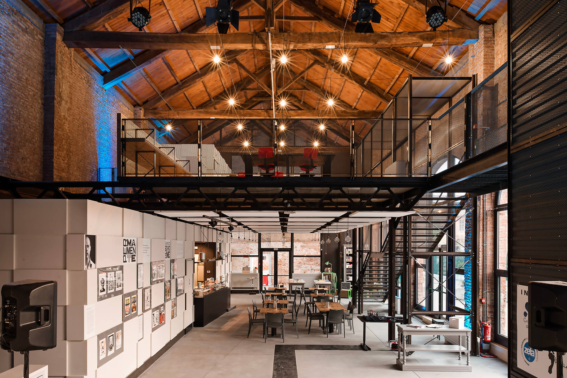 inloco lab architetti a Asti - FuoriLuogo -vista dello spazio interno con soppalco per coworking associazioni culturali