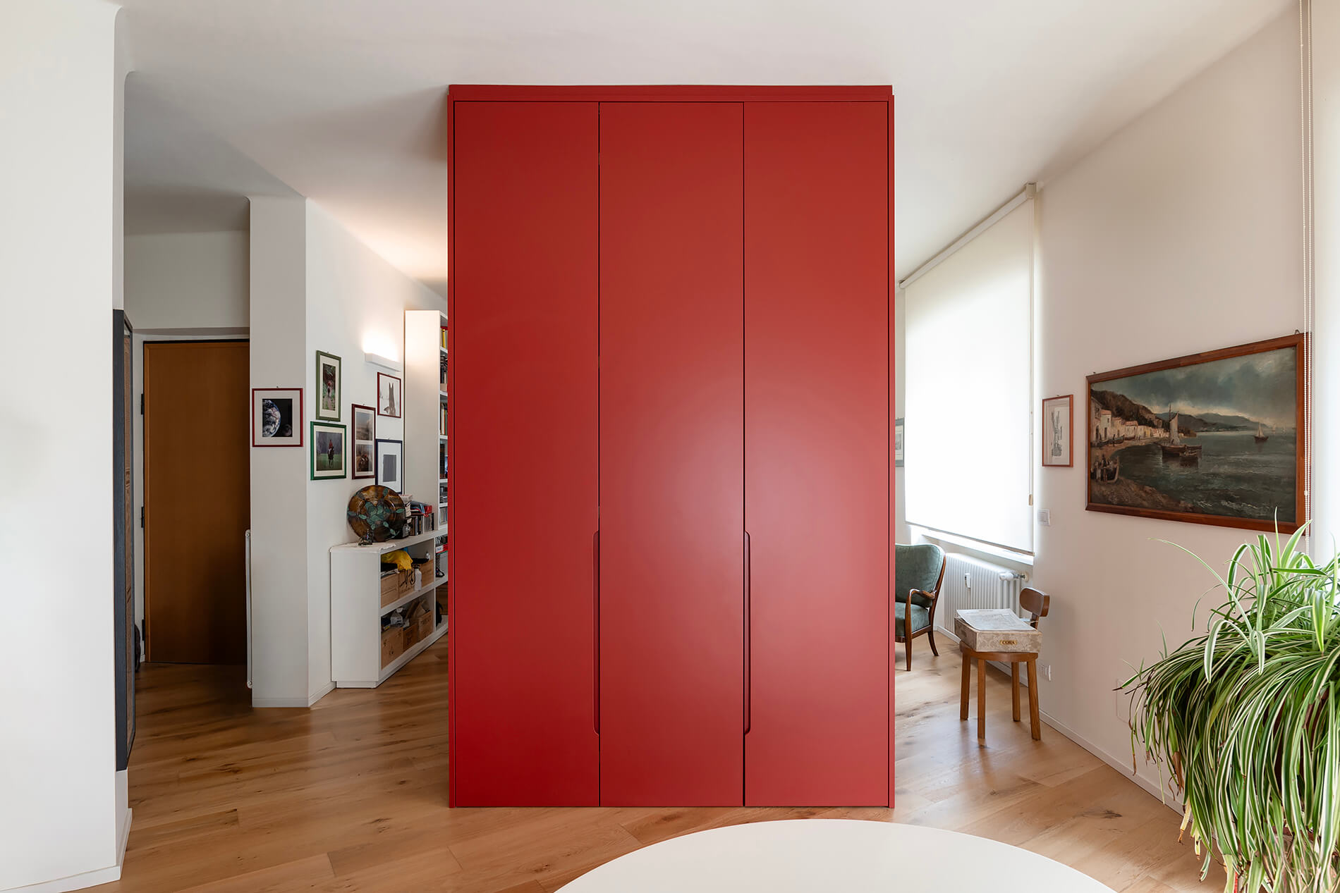 inloco lab studio architetti Asti - cucina armadio al centro della stanza ristrutturazione appartamento centro città